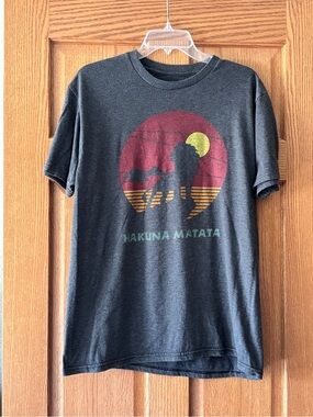 Disney Lion King Hakuna Matata men’s charcoal t-shirt adult unisex L